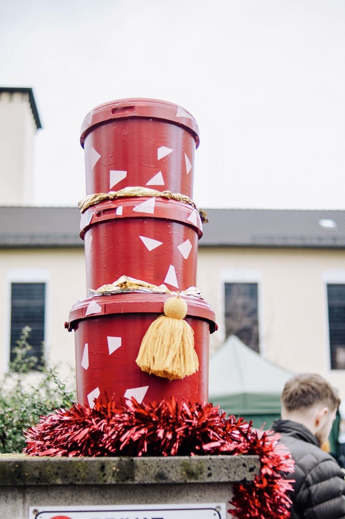 Weihnachtlich dekorierte Eimer